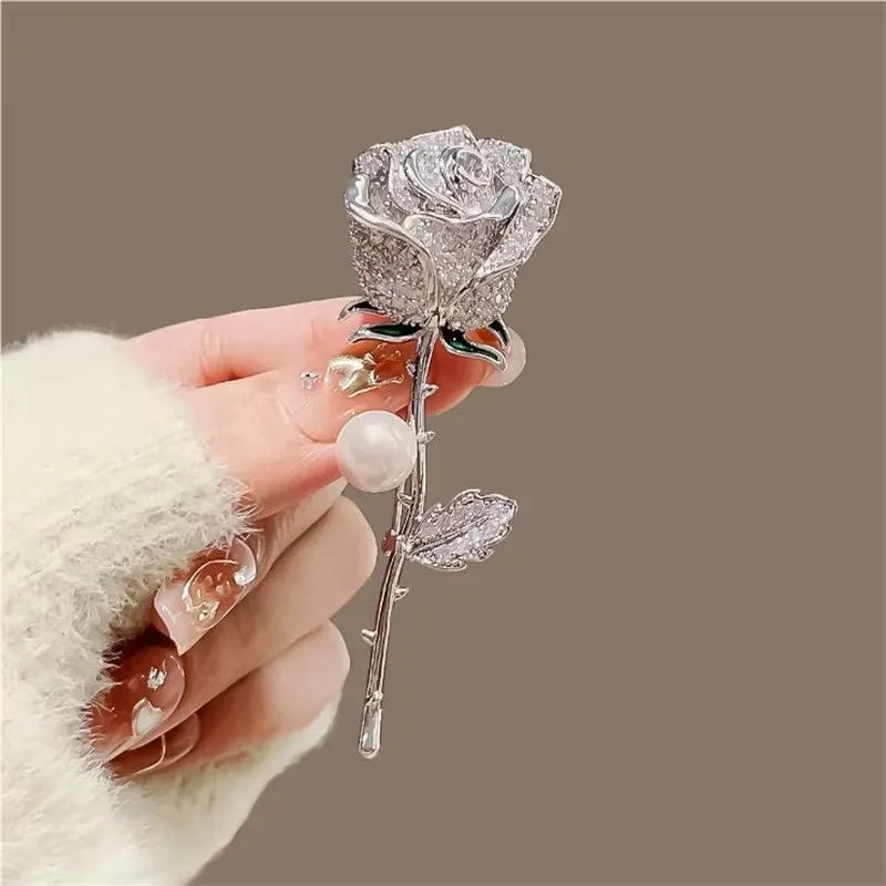 Broche Florale Romantique – Pin Élégant Rose Pivoine Iris
