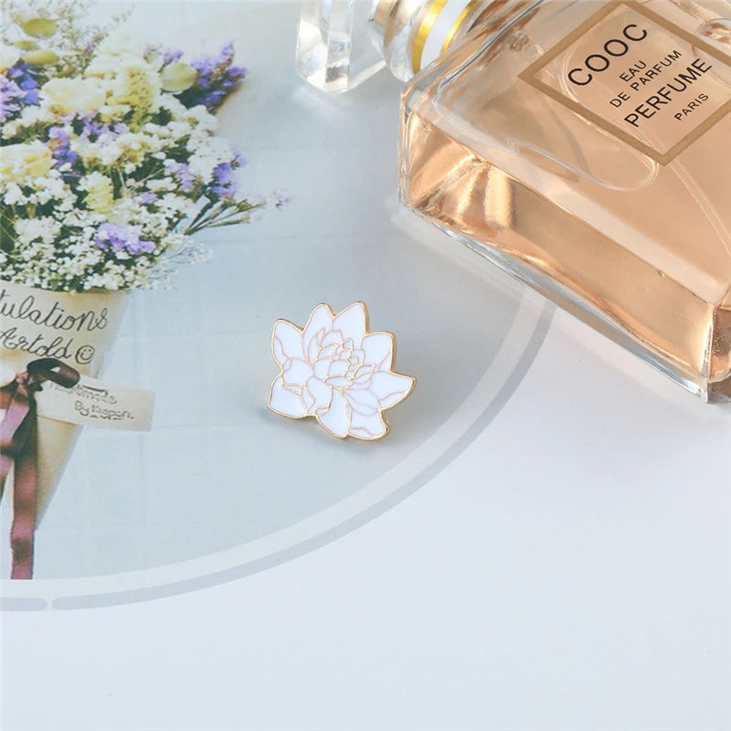 Pin's Émaillé Fleur de Lotus Blanc Bouddhiste – Broche Badge Spirituel Japonais Unisexe