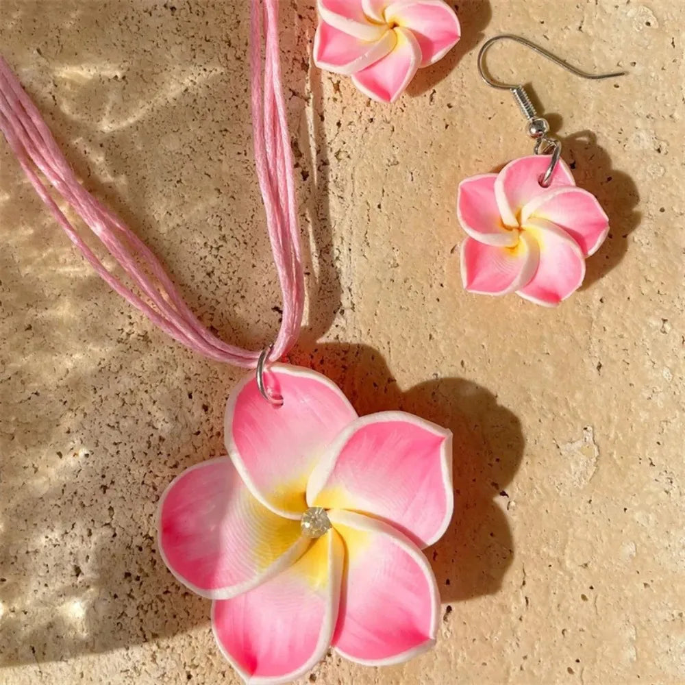 Parure Bohème Fleurs Frangipanier Tressées - Collier et Boucles Plage