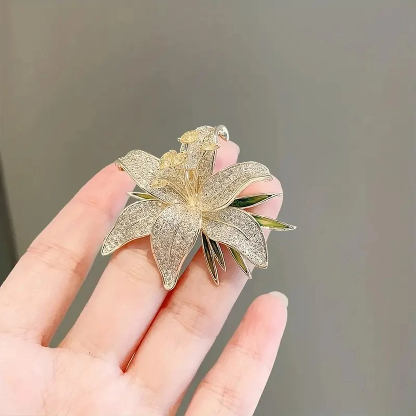 Broche Fleur de Lys Luxueuse Élégante – Pin's Col Polyvalent Simple Femme