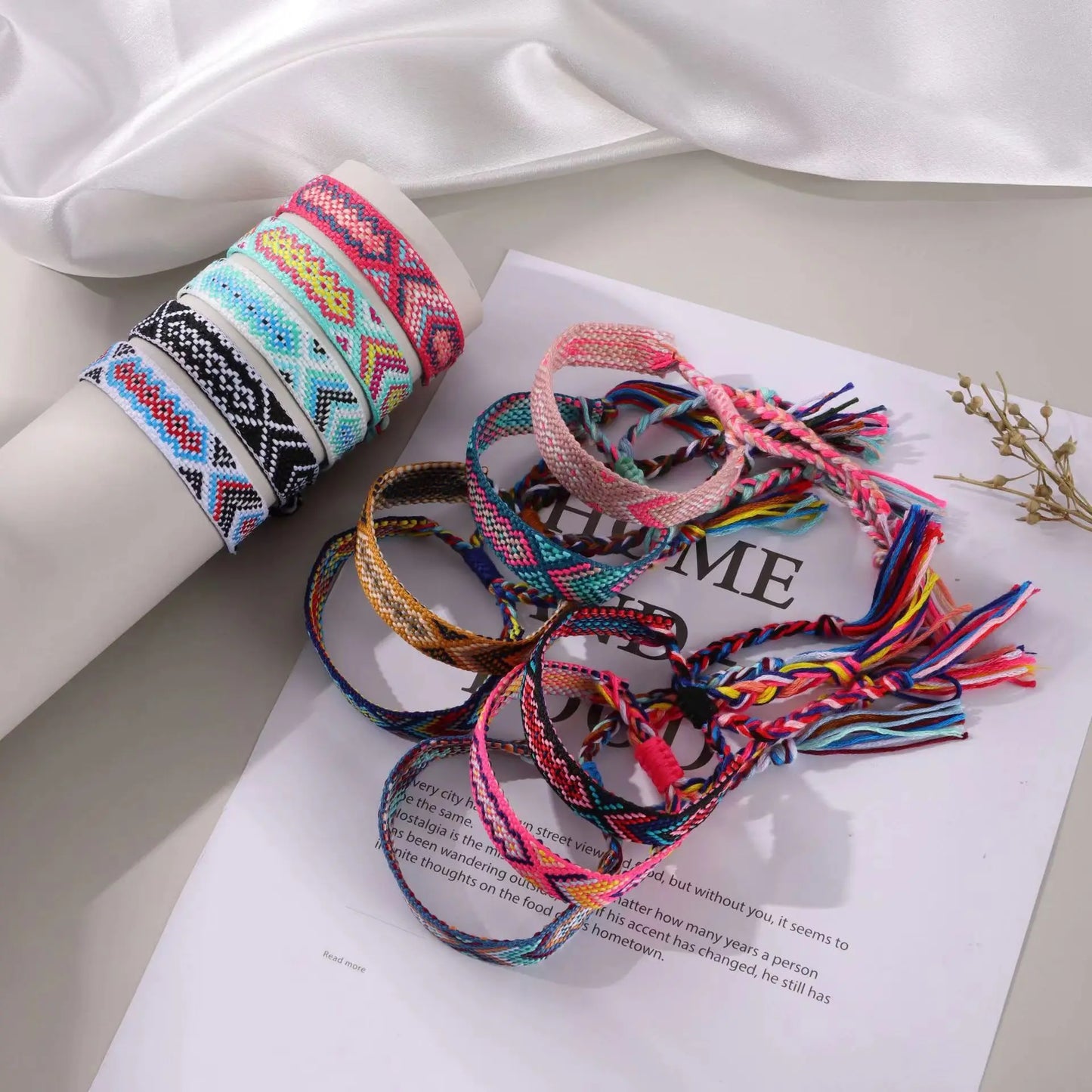 Ensemble 12 Bracelets Tissés Bohème Rétro Rayés – Ajustables Unisexe