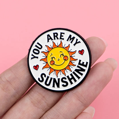 Pin's Émaillé Weird Girl Club Designs Alternatifs – Broche Badge Métal Unisexe