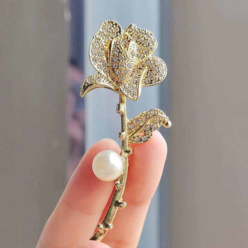 Broche Florale Romantique – Pin Élégant Rose Pivoine Iris