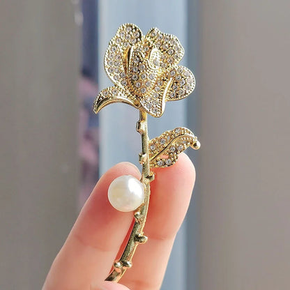 Broche Florale Romantique – Pin Élégant Rose Pivoine Iris