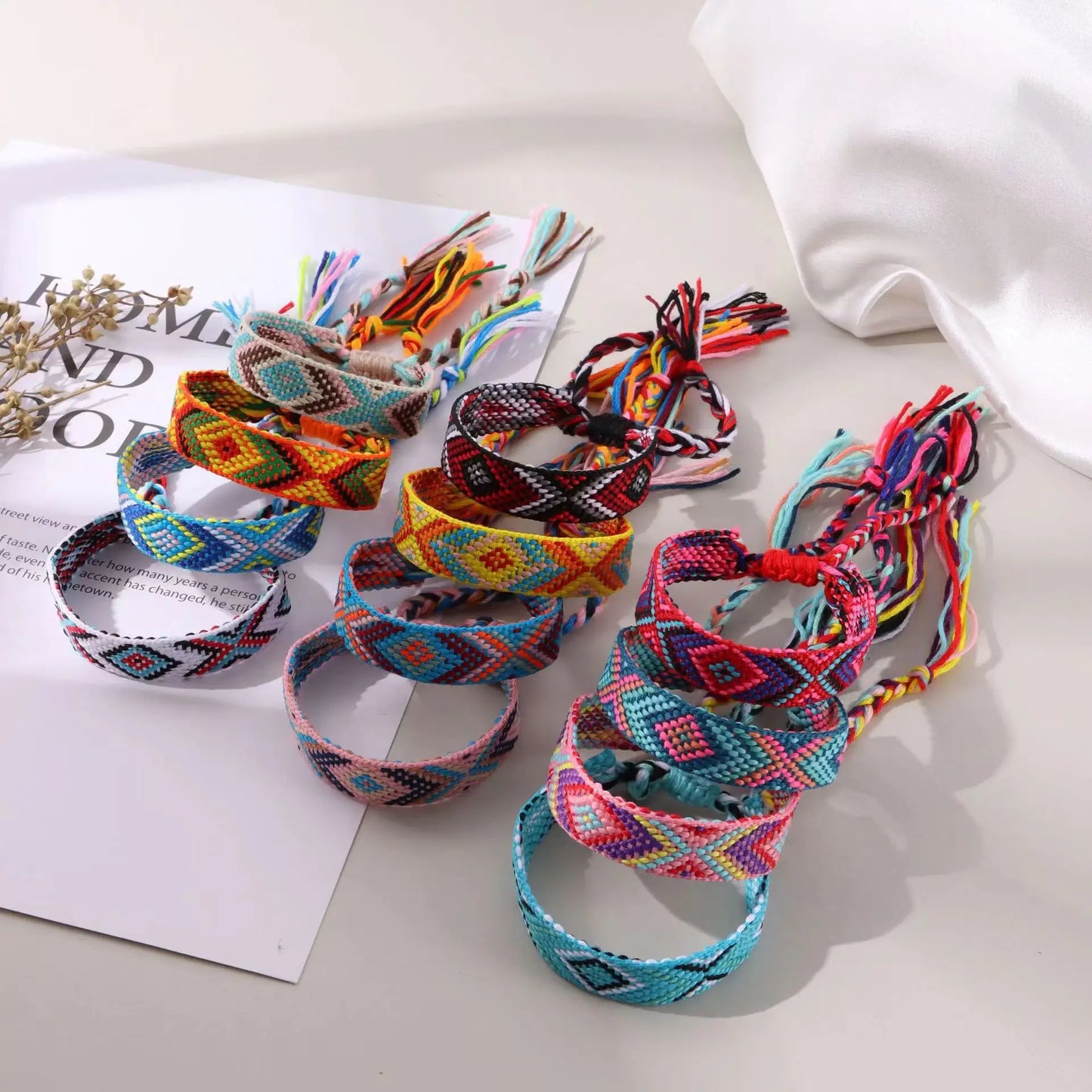 Ensemble 12 Bracelets Tissés Bohème Rétro Rayés – Ajustables Unisexe