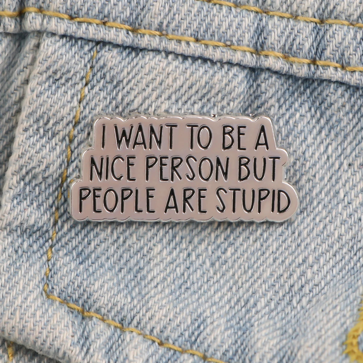 Pin's Émaillé Citations Anglaises – Broche Badge Message Unisexe