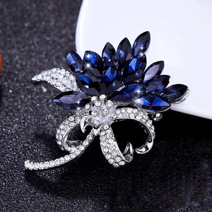 Broche Bouquet Fleurs Cristaux Bleus Strass – Pin's Élégant Luxe Femme
