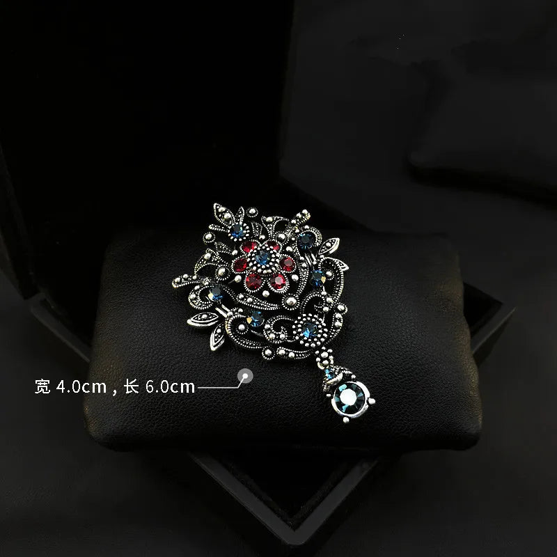 Broche Baroque Pierres Précieuses – Style Cour Élégant Unisexe