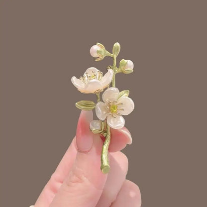 Broche Fleur Jasmin Verte Élégante Émail Perle – Pin's Doux Mode Mariage Soirées Unisexe