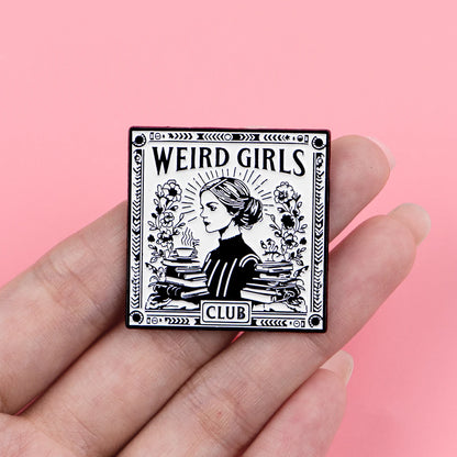 Pin's Émaillé Weird Girl Club Designs Alternatifs – Broche Badge Métal Unisexe