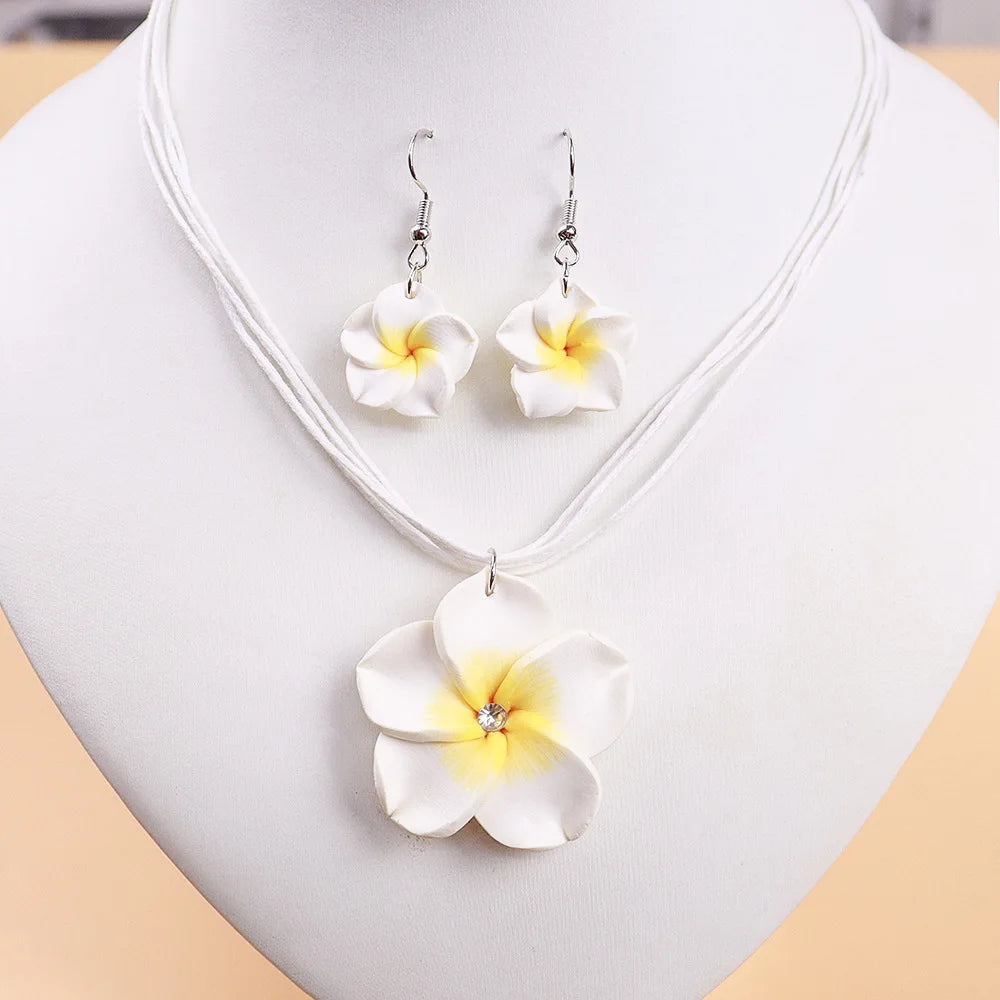 Parure Bohème Fleurs Frangipanier Tressées - Collier et Boucles Plage