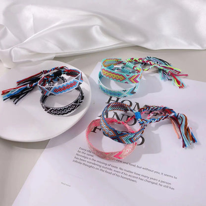 Ensemble 12 Bracelets Tissés Bohème Rétro Rayés – Ajustables Unisexe