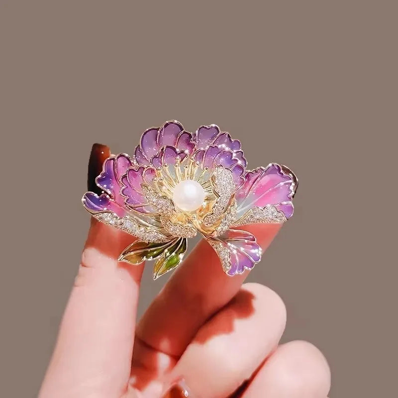 Broche Florale Romantique – Pin Élégant Rose Pivoine Iris