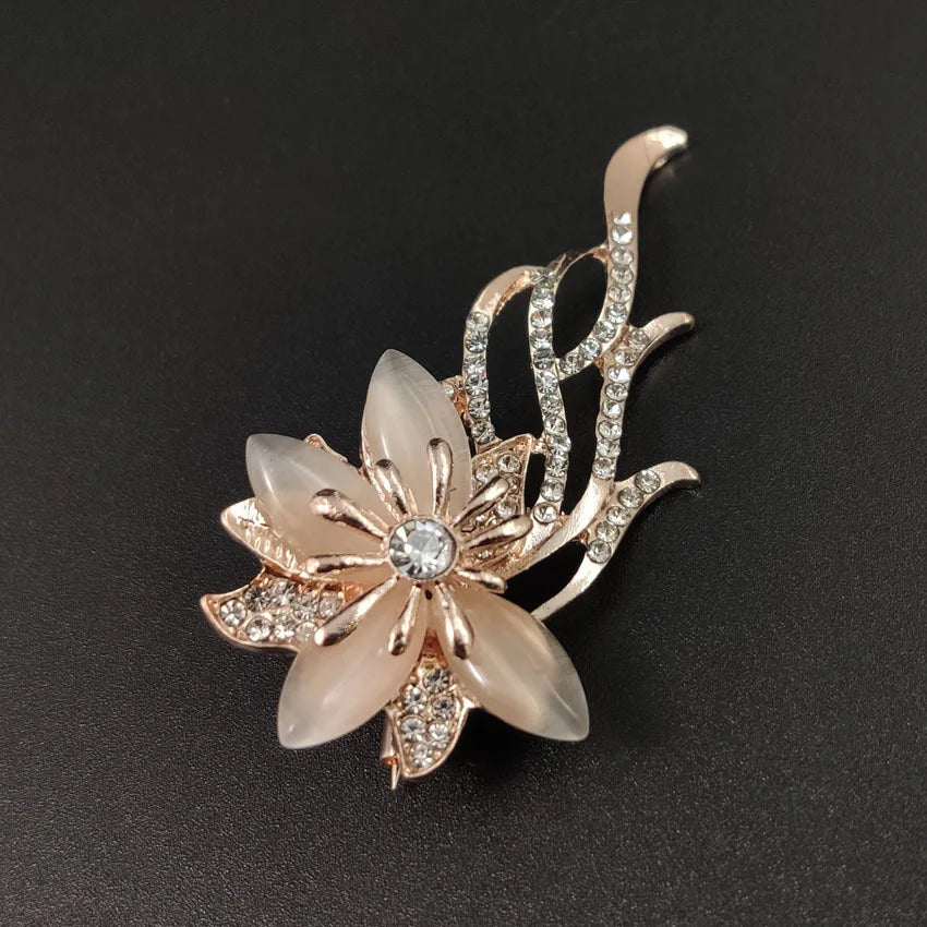 Broche Bouquet Fleurs Opale Strass Dorée – Pin's Mariée Mariage Élégant Femme
