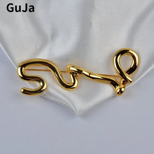 Broche Métal Dorée Irrégulière – Design Européen Moderne Tendance