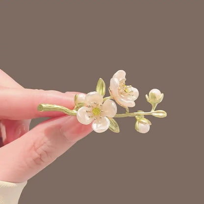 Broche Fleur Jasmin Verte Élégante Émail Perle – Pin's Doux Mode Mariage Soirées Unisexe