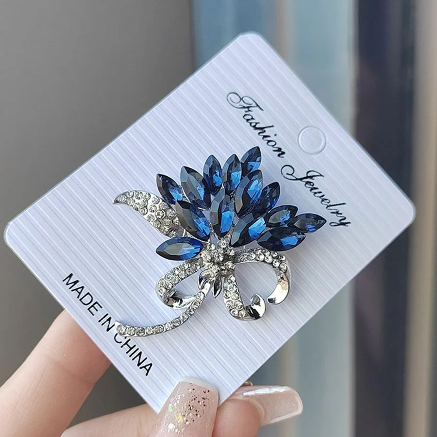 Broche Bouquet Fleurs Cristaux Bleus Strass – Pin's Élégant Luxe Femme