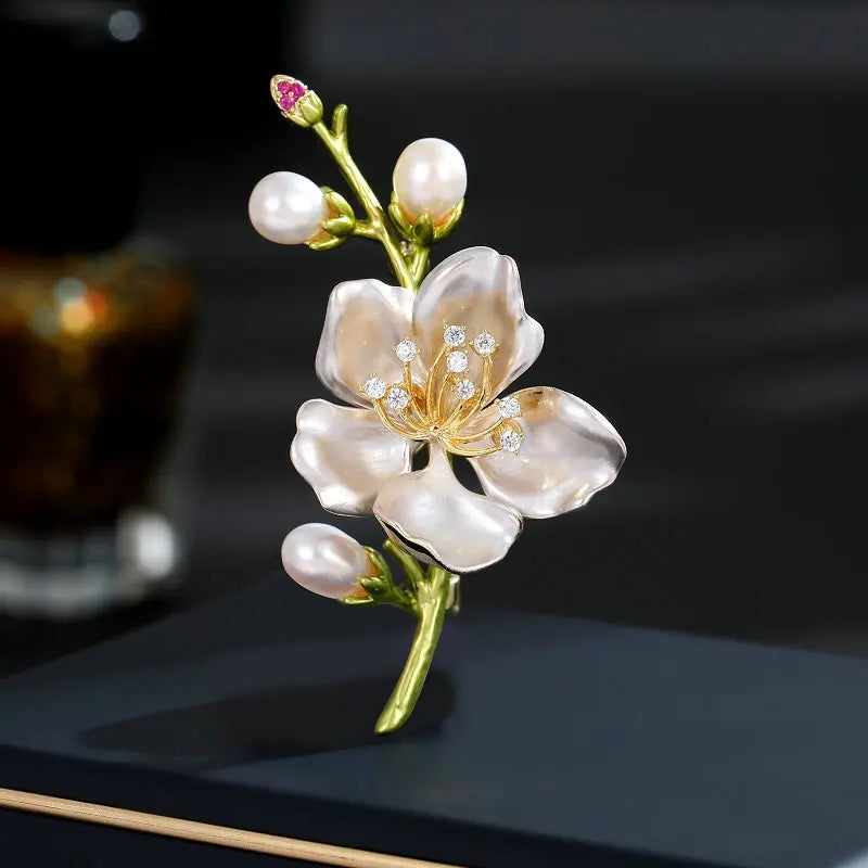 Broche Fleur Jasmin Verte Élégante Émail Perle – Pin's Doux Mode Mariage Soirées Unisexe