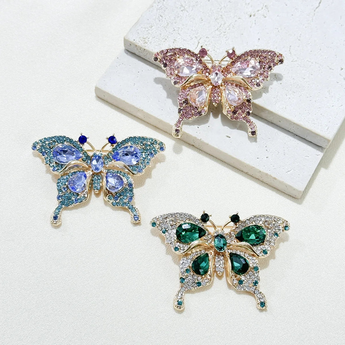 Broche Papillon Cristaux Verts Vintage Luxueuse – Pin's Insecte Élégant Strass Unisexe