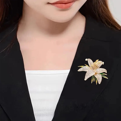 Broche Fleur de Lys Luxueuse Élégante – Pin's Col Polyvalent Simple Femme