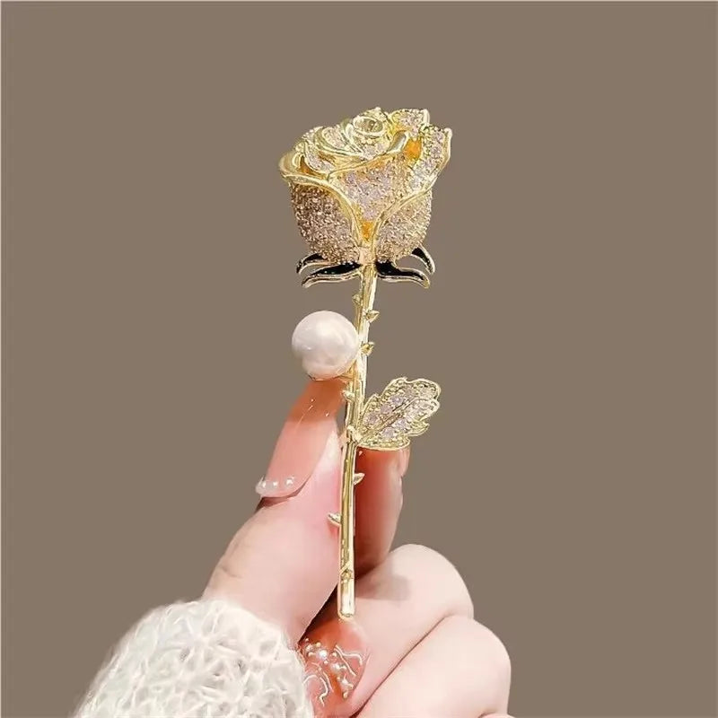 Broche Florale Romantique – Pin Élégant Rose Pivoine Iris