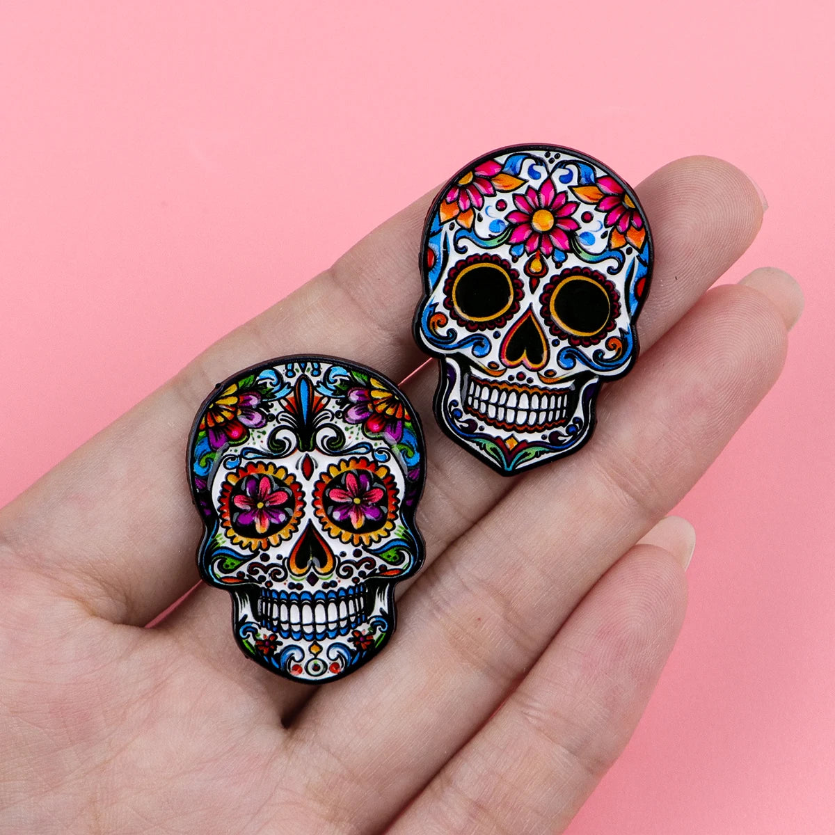 Pin's Émaillé Weird Girl Club Designs Alternatifs – Broche Badge Métal Unisexe