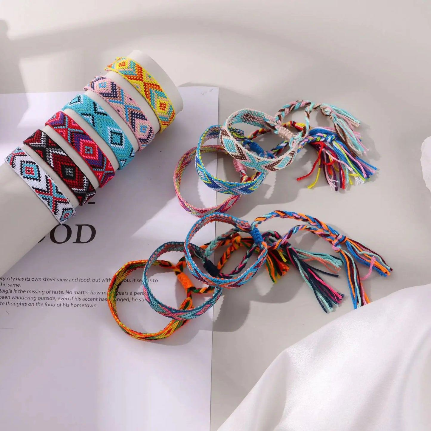 Ensemble 12 Bracelets Tissés Bohème Rétro Rayés – Ajustables Unisexe
