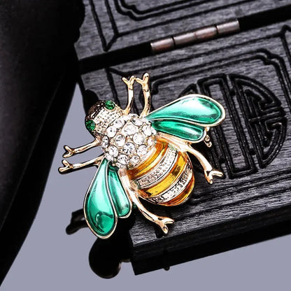 Broche Abeille Mignonne Émail Noir Cristaux Zircons – Pin's Luxe Charm Femme