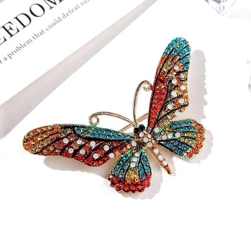 Broche Papillon Multicolore Cristaux Tendance – Pin's Insecte Strass 4 Couleurs Femme