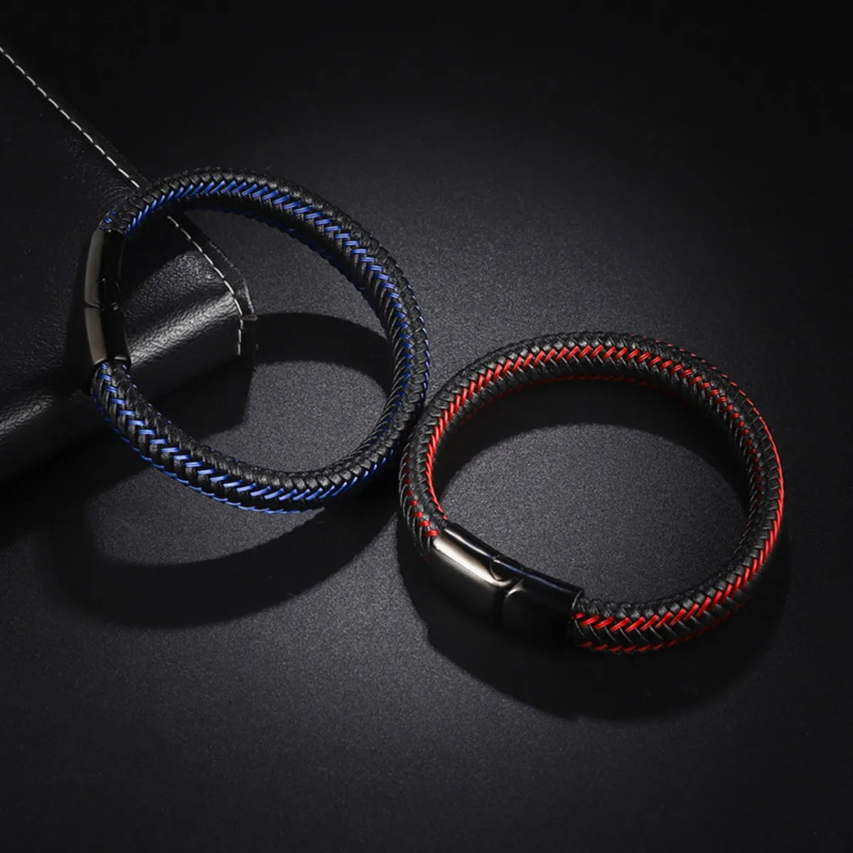 Bracelet en Cuir Tressé Noir et Rouge pour Homme - Fermoir Magnétique