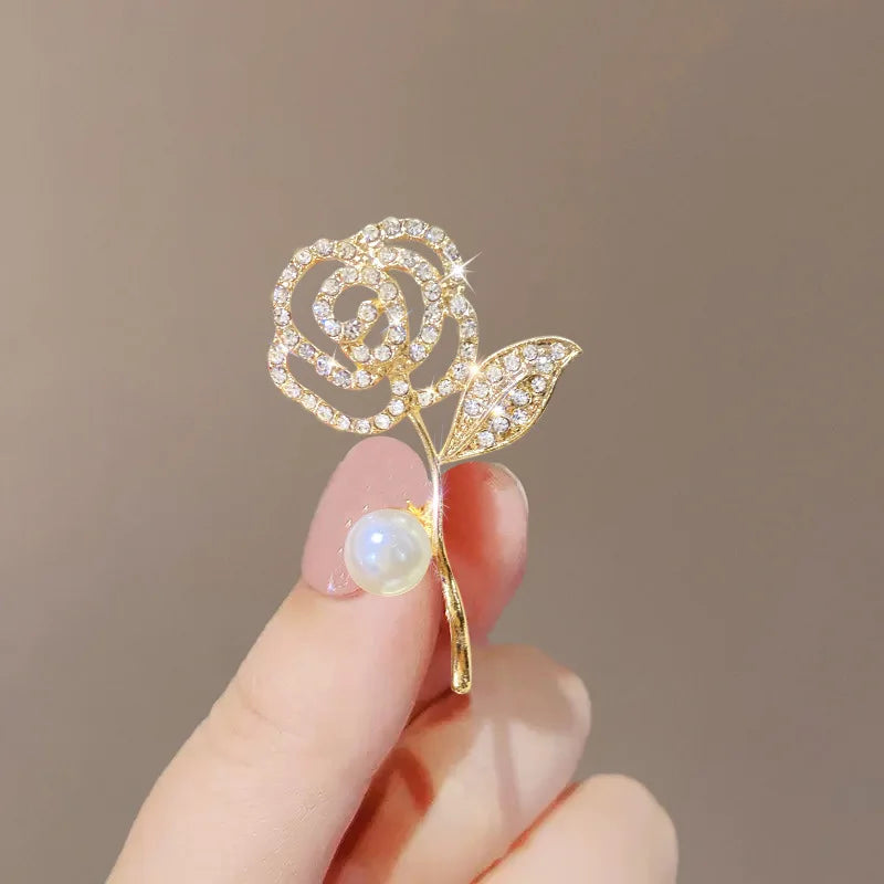 Broche Florale Romantique – Pin Élégant Rose Pivoine Iris