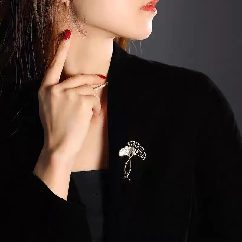 Broche Feuille Ginkgo Rétro Élégante Strass – Pin's Plante Corsage Luxe Femme