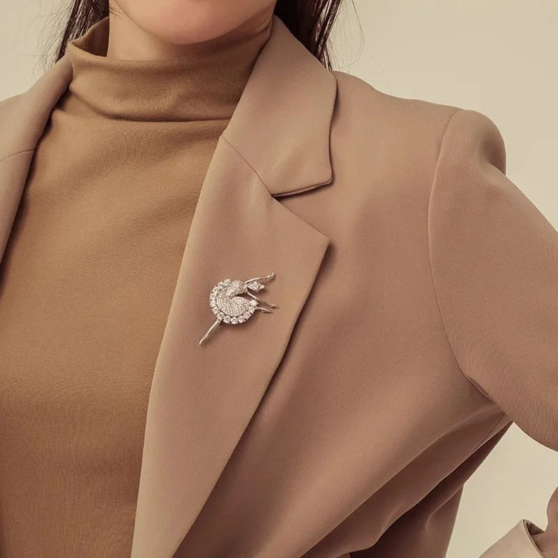 Broche Ballerine Cristal – Bijou Élégant Strass Doré