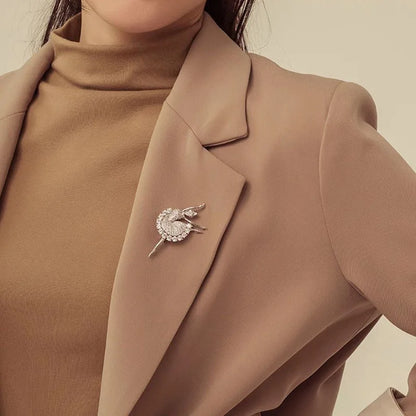 Broche Ballerine Cristal – Bijou Élégant Strass Doré