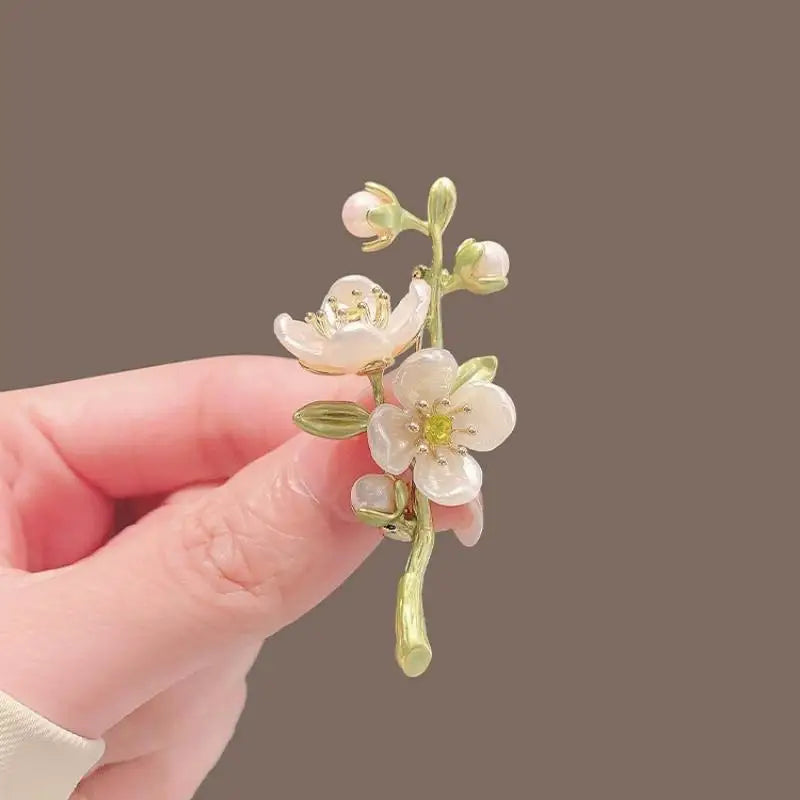 Broche Fleur Jasmin Verte Élégante Émail Perle – Pin's Doux Mode Mariage Soirées Unisexe