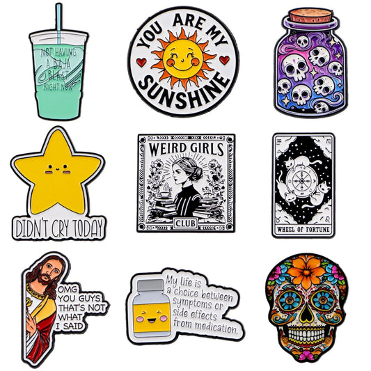 Pin's Émaillé Weird Girl Club Designs Alternatifs – Broche Badge Métal Unisexe