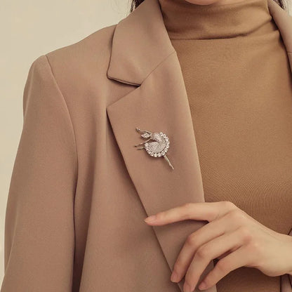 Broche Ballerine Cristal – Bijou Élégant Strass Doré