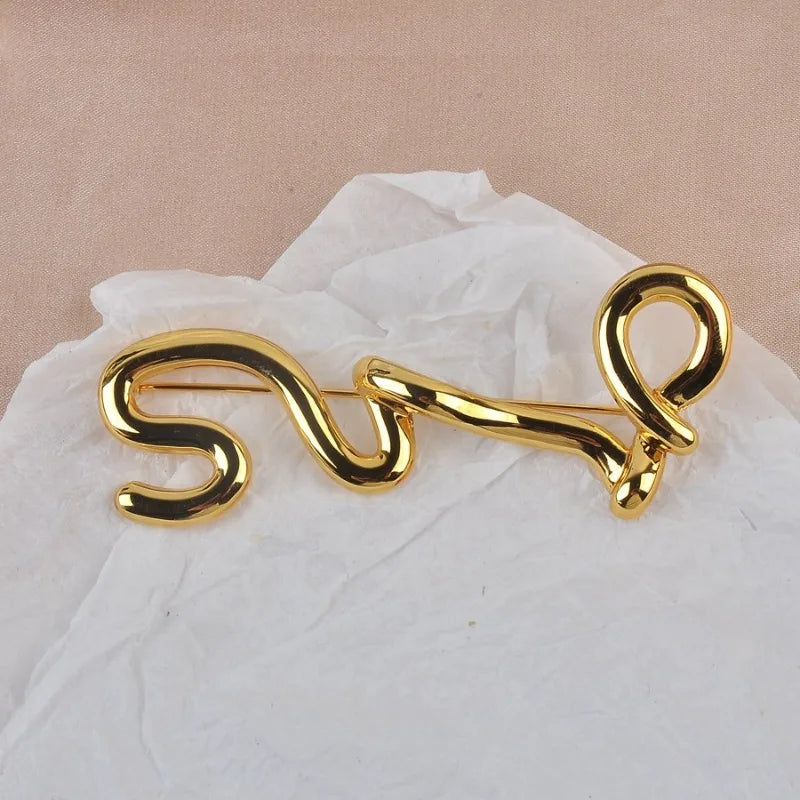 Broche Métal Dorée Irrégulière – Design Européen Moderne Tendance