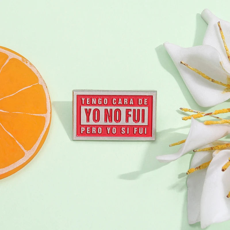 Pin's Émaillé Citation Espagnole Humoristique – Broche Badge Texte Créatif Unisexe