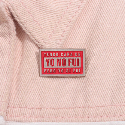 Pin's Émaillé Citation Espagnole Humoristique – Broche Badge Texte Créatif Unisexe