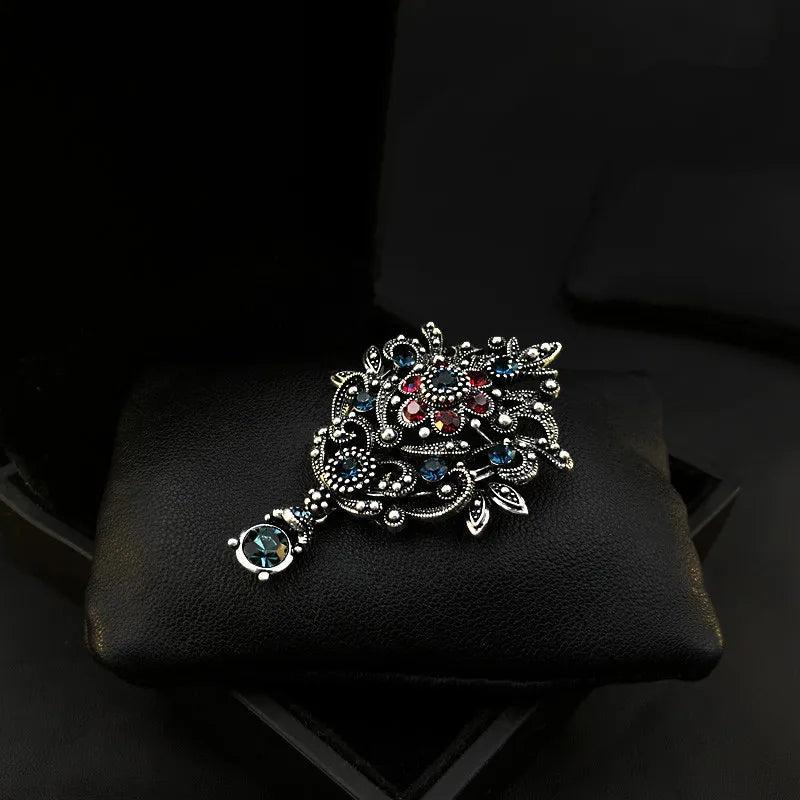 Broche Baroque Pierres Précieuses – Style Cour Élégant Unisexe
