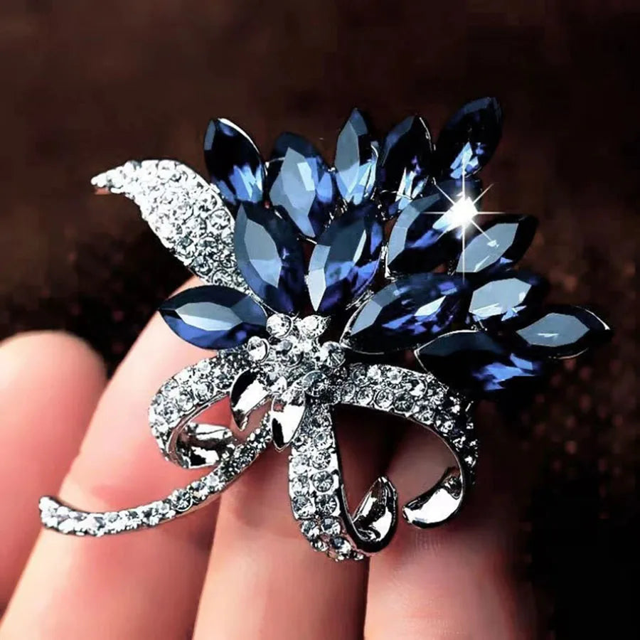 Broche Bouquet Fleurs Cristaux Bleus Strass – Pin's Élégant Luxe Femme