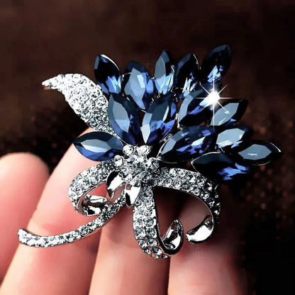 Broche Bouquet Fleurs Cristaux Bleus Strass – Pin's Élégant Luxe Femme