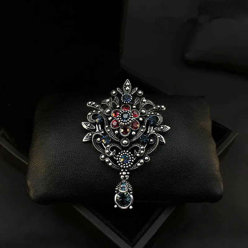 Broche Baroque Pierres Précieuses – Style Cour Élégant Unisexe
