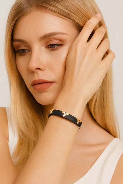 Bracelet Cuir Clous Papillon Dorés — Ajustable, Unisexe, 6 Coloris