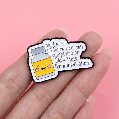 Pin's Émaillé Weird Girl Club Designs Alternatifs – Broche Badge Métal Unisexe