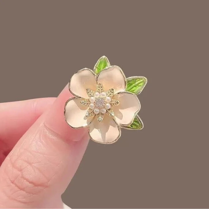 Broche Fleur Pivoine Strass Perle Luxe Résine Élégante – Pin's Mariage Soirées Couple Unisexe