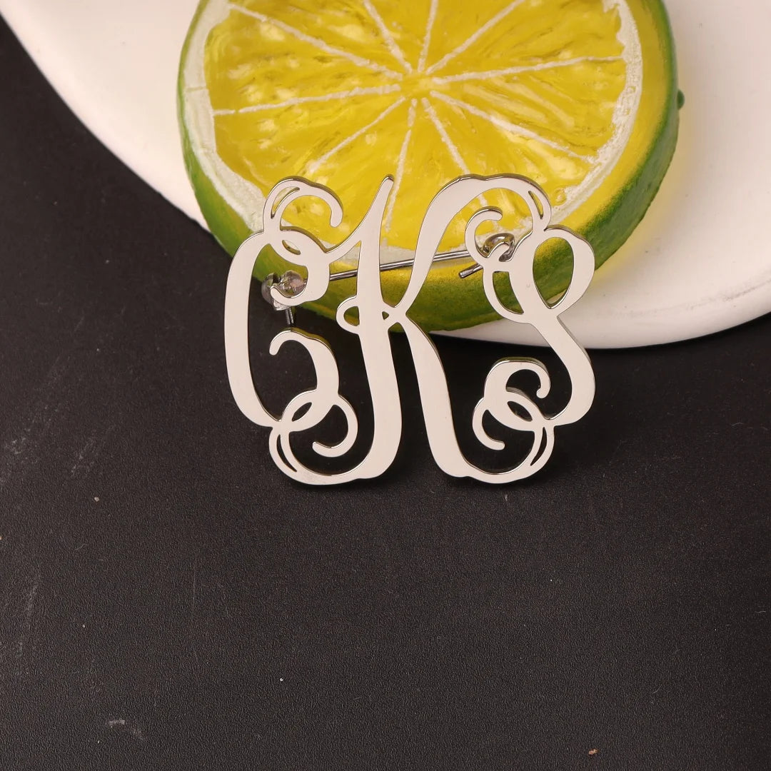 Broche Pin Nom Personnalisé Initiale Acier Inoxydable – Monogramme Vintage Femme