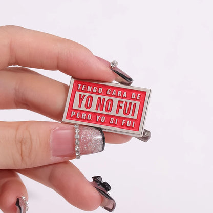 Pin's Émaillé Citation Espagnole Humoristique – Broche Badge Texte Créatif Unisexe