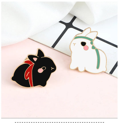 Pin's Émaillé Lapin Mignon Cartoon Noir Blanc – Broche Badge Bunny Adorable Unisexe